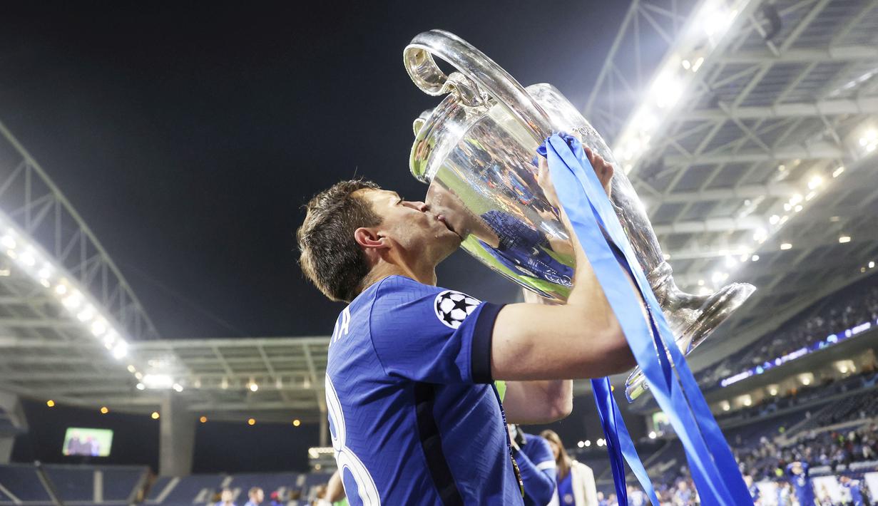 Cesar Azpilicueta - Sang kapten tampil sangat solid dan menentukan bagi Chelsea. Salah satu aksi penting Azpi terjadi pada menit ke-67 saat menyapu umpan dari Mahrez untuk Gundogan yang tepat berada di depan gawang The Blues. (Carl Recine/Pool via AP)