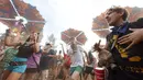 Peserta berkumpul dan menari saat mengikuti Oregon Eclipse Festival (20/8). Festival ini digelar jelang gerhana matahari total yang terjadi pada 21 Agustus 2018 waktu setempat. (AFP Photo/Robyn Beck)