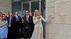 Putri Donald Trump Ivanka Trump memperkenalkan plakat saat peresmian pembukaan kedutaan AS di Yerusalem (14/5). Ivanka Trump meresmikan pemindahan kedutaan AS yang sebelumnya di Tel Aviv ke Yerusalem. (AFP/Menahem Kahan)