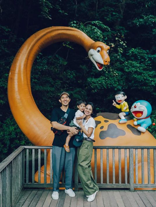 Ini juga saat mereka pergi berlibur ke Jepang. Pada caption foto di akun Instagram Andien, kalau dahulu mereka hanya berdua pergi ke sana semasa pacaran. Kini, sudah ada Kawa. Terlihat sangat bahagia dan seru, kan. (Liputan6.com/IG/andienaisyah)