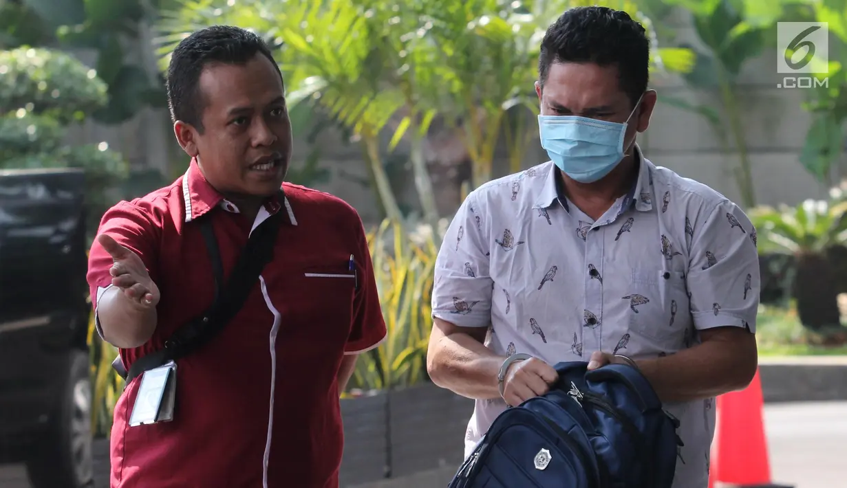 Kepala Kantor Imigrasi Kelas I Mataram Kurniadie (kanan) tiba di Gedung KPK, Jakarta, Selasa (28/5/2019). Kurniadie diduga tertlibat suap perpanjangan izin tinggal wisatawan asing di salah satu hotel berbintang di Kecamatan Sekotong, Lombok Barat. (Liputan6.com/HO/Joni)