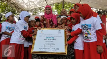 Mensos Khofifah Indar Parawansa luncurkan Telepon Pelayanan Sosial Anak (TePSA) di Panti Sosial Marsudi Putra Handayani, Bambu Apus, Jakarta, Kamis (6/8/2015). TePSA diluncurkan dalam rangka memperingati Hari Anak Nasional 2015. (Liputan6.com/Yoppy)