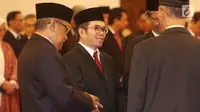 Kepala Dewan Pengarah dan Kepala Unit Kerja Presiden bidang Pembinaan Ideologi Pancasila (UKP-PIP) Yudi Latif berbincang dengan sejumlah anggota saat pelantikan di Istana Negara, Jakarta, Rabu (7/6). (Liputan6.com)