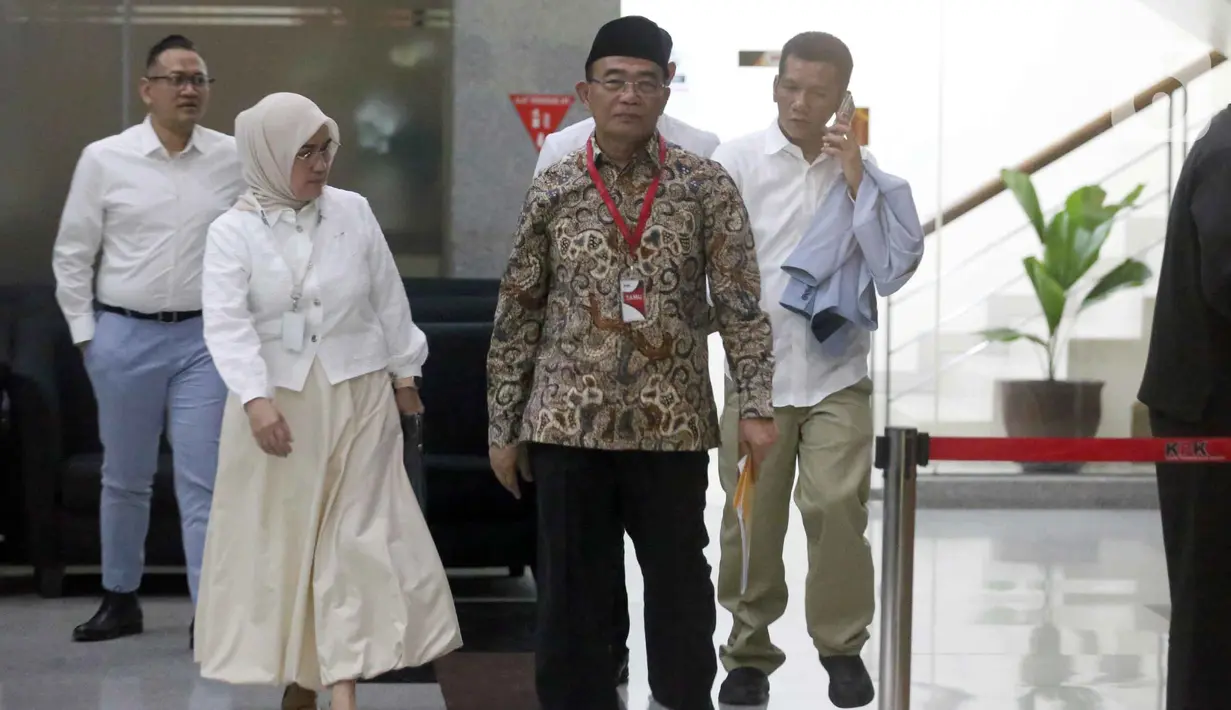 Penasihat Khusus Presiden Bidang Haji, Muhadjir Effendy (tengah), saat menunggu waktu pemeriksaan di Gedung Merah Putih Komisi Pemberantasan Korupsi (KPK), Jakarta, Senin (18/5/2026). (Liputan6.com/Helmi Fithriansyah)