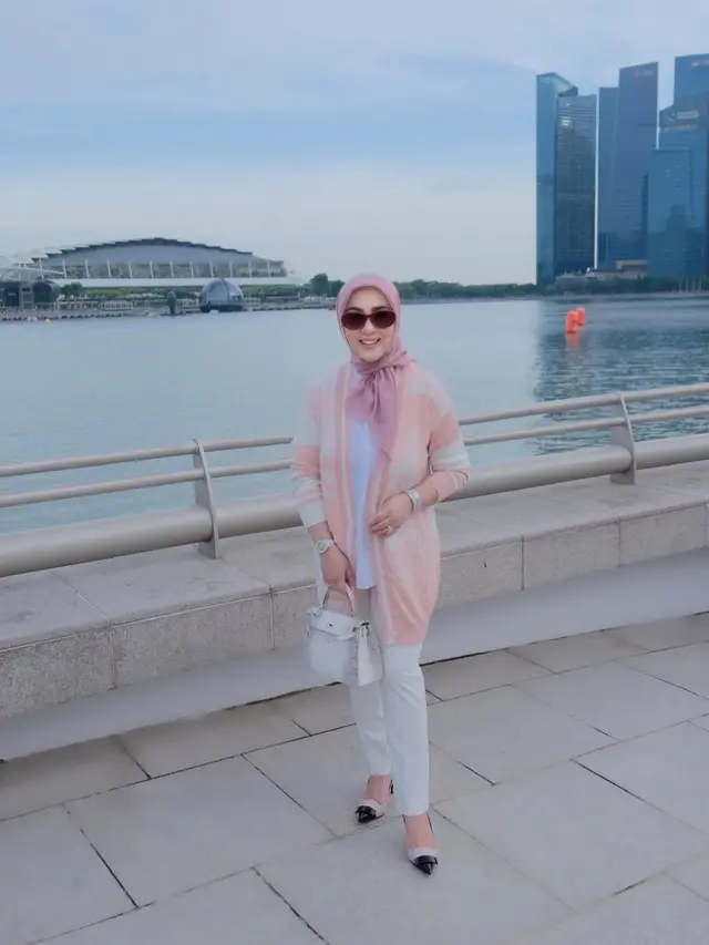 5 Model Outer Ala Syahrini, Bikin Tampak Langsing Pasca Melahirkan