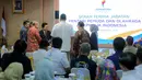 Menteri Pemuda dan Olahraga Republik Indonesia (Menpora RI) periode 2025-2029, Erick Thohir (tengah) bersalaman dengan sejumlah mantan Menpora RI dalam acara serah terima jabatan yang berlangsung di Auditorium Wisma Kemenpora, Senayan, Kamis (18/09/2025). (Bola.com/Bagaskara Lazuardi)