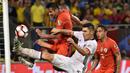 Duel antara pemain Cile dan Kolombia pada laga semifinal Copa America Centenario 2016 di Stadion Soldier Field, Chicago, AS, Kamis (23/6/2016) pagi WIB. (AFP/Nelson Almeida)