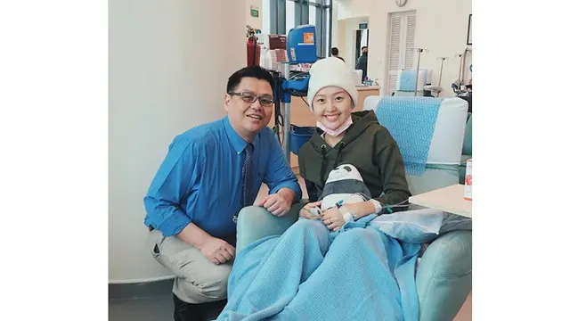 Momen Haru Wanita Pengidap Kanker Tetap Tersenyum Saat Rambutnya Dibotakin