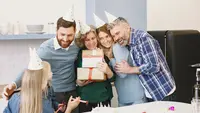 Ilustrasi ulang tahun, memeluk orang tua. (Photo by Gustavo Fring: https://www.pexels.com/photo/happy-people-hugging-each-other-7489235/)