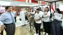 Fuji memilih tampil mengenakan kemeja putih dengan lengan panjang model balon. Melihat laman @allfujifashion, kemeja tersebut merupakan brand lokal dari Saine. Kemeja Nola Puffy Top tersebut dibandrol seharga Rp139 ribu-Rp145 ribu. Dipadukan celana loose warna abu-abu. [@prabowo]