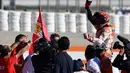 Pembalap Spanyol Repsol Honda, Marc Marquez meluapkan kegembiraannya setelah memenangkan balapan seri ke 18 MotoGP Grand Prix Valencia di Sirkuit Ricardo Tormo, Valencia (12/11). Pemenang MotoGP Valencia yakni Dani Pedrosa. (AFP PHOTO / Jose Jordan)