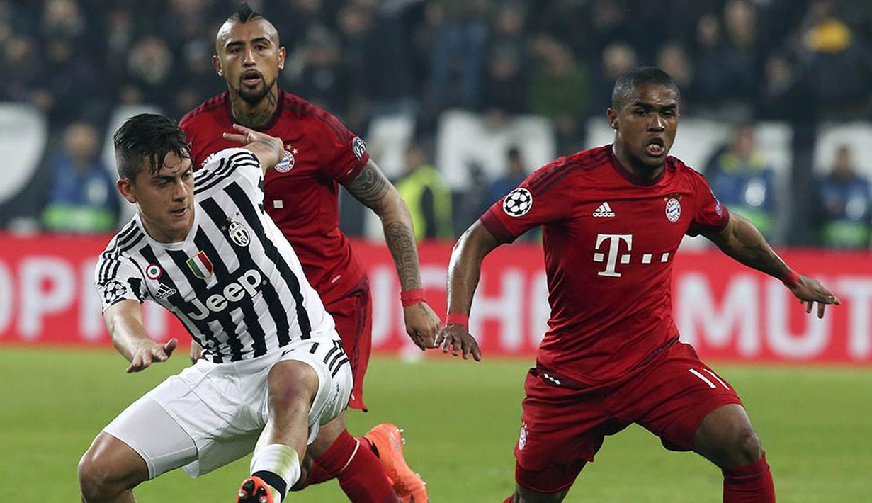 Striker Juventus, Paulo Dybala, berebut bola dengan gelandang Bayern Munchen, Douglas Costa. Juventus sempat tertinggal 0-2 dari Bayer Munchen. (Reuters/Stefano Rellandini)