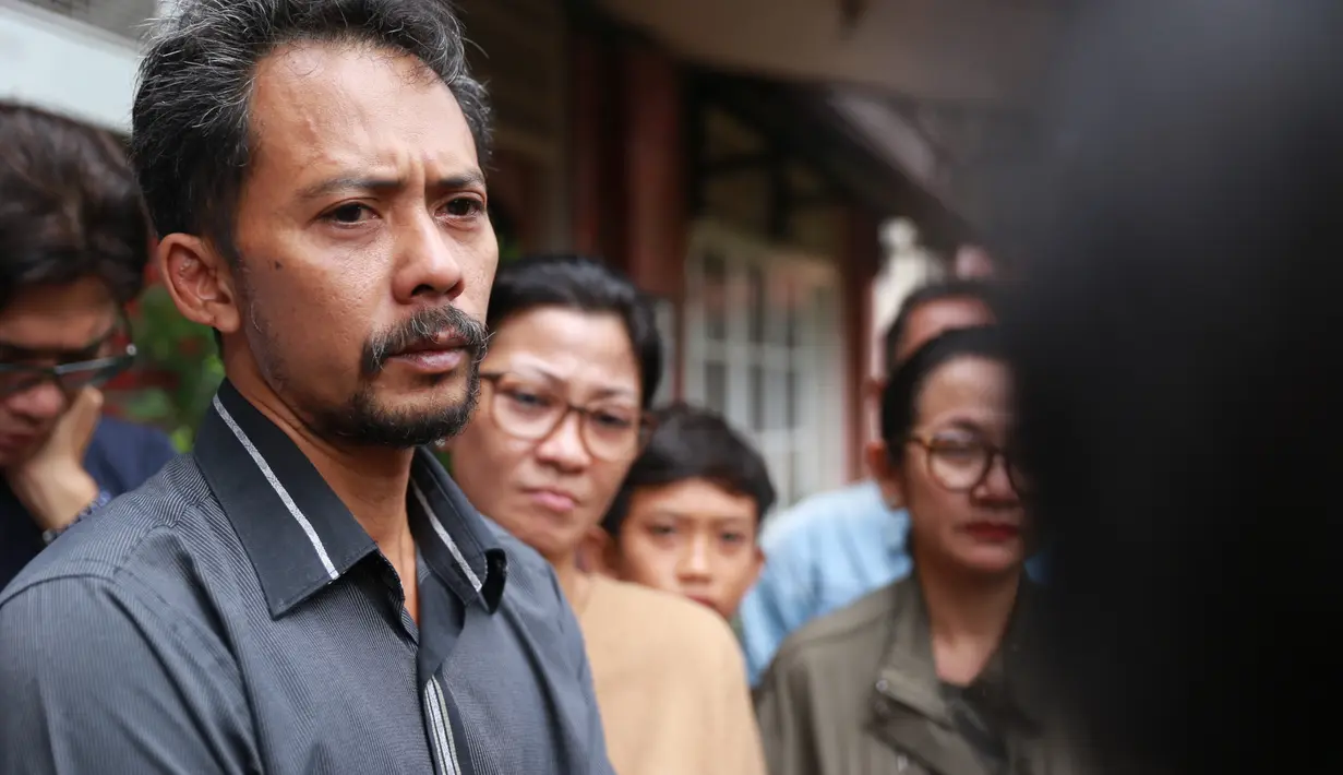 "Saya sudah feeling, bapak bilang ngapain nyuruh ke rumah sakit. Biarin orang bapak udah mau meninggal. Tambah panik, saya sendiri. Dia pengin berakhir ya di rumah ini," lanjut Gerry Koeswoyo. (Adrian Putra/Bintang.com)