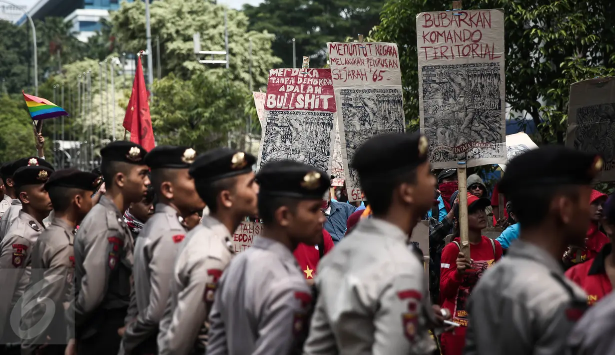 Petugas kepolisian menjaga ketat aksi long march menuju Istana Negara dalam Aksi Nasional Gema Demokrasi di Jakarta, Sabtu (21/5).  Dalam aksi tersebut massa menuntut agar tidak terjadi kebangkitan Orde Baru dan Militerisme. (Liputan6.com/Faizal Fanani)