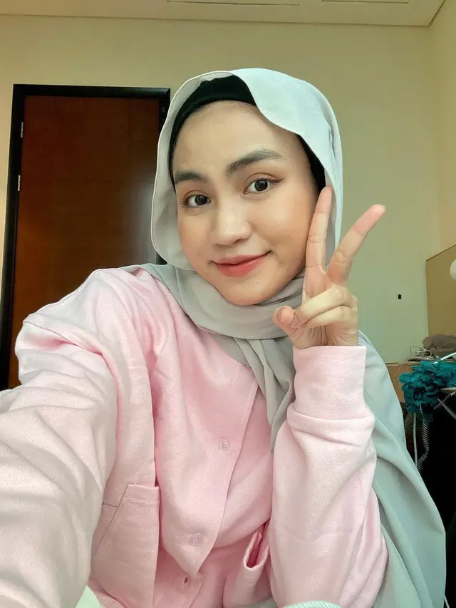 8 Inspirasi Outfit Kuliah dari Xaviera Putri yang Bikin Terlihat Pintar dan Stylish