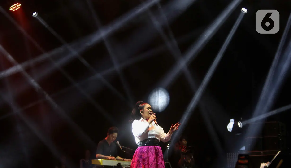 Vina Panduwinata mengajak penonton Festival Musik PestaPora 2024 bernostalgia bersama. (Liputan6.com/Herman Zakharia)