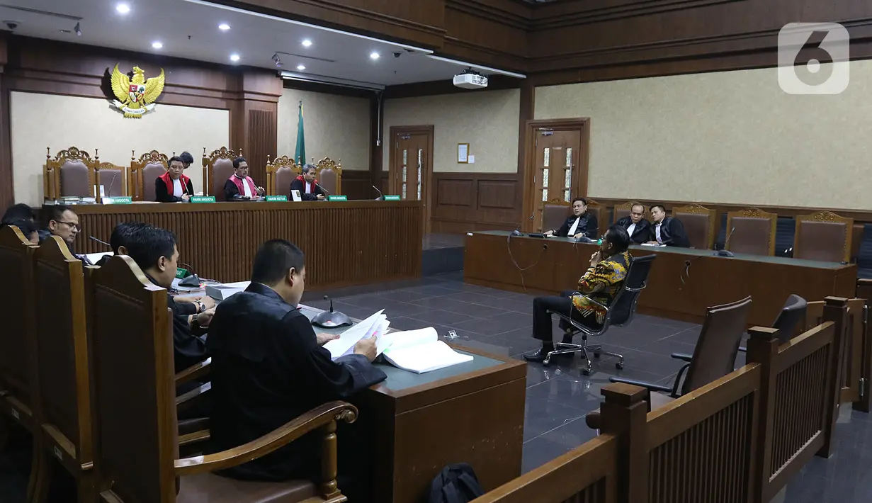 Terdakwa kasus dugaan suap dan gratifikasi Bowo Sidik Pangarso menjalani sidang tuntutan di Pengadilan Tipikor, Jakarta, Rabu (6/11/2019). Mantan Anggota DPR RI 2014-2019 itu dituntut hukuman tujuh tahun penjara dan denda Rp300 juta subsider enam bulan kurungan. (Liputan6.com/Herman Zakharia)