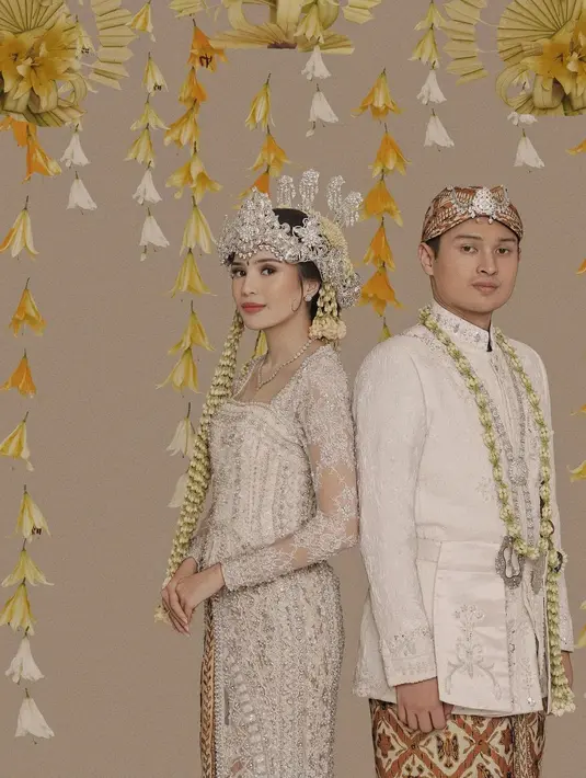Ini adalah momen pre-wedding di mana Beby Tsabina dan Rizki Natakusumah tampil memesona dalam balutan baju pengantin adat Sunda berwarna putih. Mereka memadukannya dengan kain batik yang serasi sebagai bawahan. [Foto: Instagram/bebytsabina]