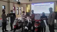 Arip Rahmat, Yeye Suherlan serta Dede Maryati, tiga warga tasik sukses menyabet hadian sepeda motor, dalam undian berhadiah vaksinasi booster yang digelar Polres Tasikmalaya, Jawa Barat, Senin siang. (Liputan6.com/Jayadi Supriadin)