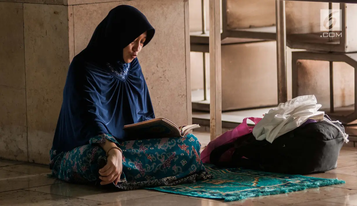Seorang jamaah membaca kitab suci Al Quran seusai salat Jumat di Masjid Istiqlal, Jakarta, Jumat (2/6). Waktu luang diisi warga dengan membaca Al-quran atau beristirahat di masjid sambil menunggu waktu berbuka puasa. (Liputan6.com/Gempur M Surya)