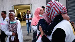 Perawat menangis atas kematian rekannya Razan al-Najjar di lorong rumah sakit Khan Yunis di Jalur Gaza selatan (1/6). Razan adalah sukarelawan Palestina berusia 21 tahun untuk kementerian kesehatan yang dikelola Hamas di Gaza. (AFP Photo/Kata Khatib)