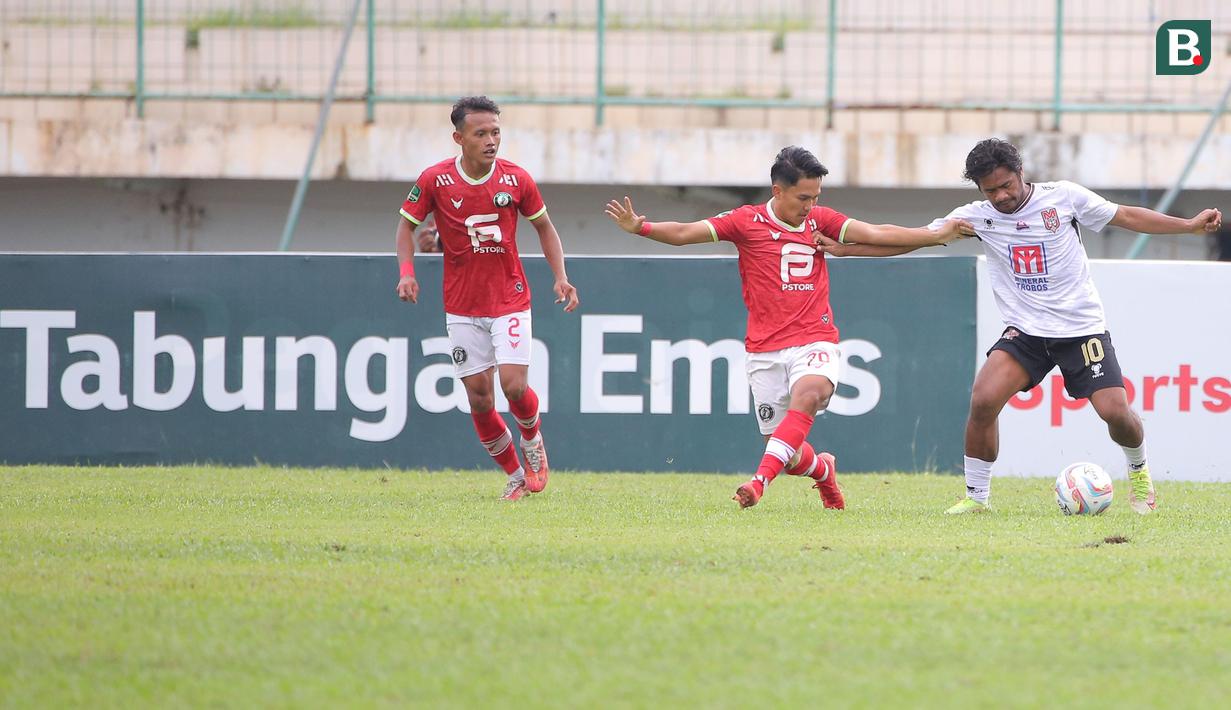 <p>Pemain Malut United, Ilham Udin Armaiyn (kanan) berusaha melewati pemain FC Bekasi City, Rio Hardiawan pada laga ketiga Grup Y babak 12 besar Pegadaian Liga 2 2023/2024 di Stadion Singaperbangsa, Karawang, Kamis (18/1/2024). (Bola.com/M Iqbal Ichsan)</p>