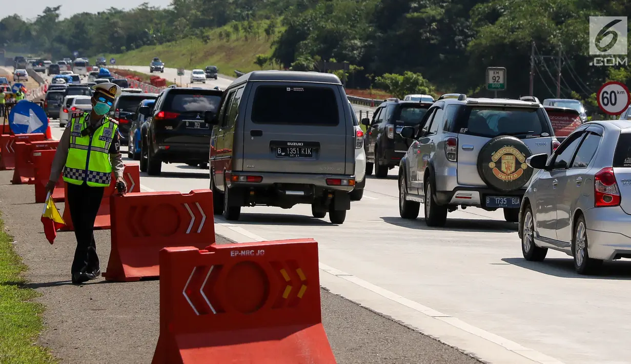 Petugas kepolisian mengatur lalu lintas di jalur arah Jakarta Tol Cipali, Jawa Barat, Kamis (29/6). Sejumlah kepolisian disiagakan untuk mengatur lalu lintas di Tol Cipali yang semakin padat oleh pemudik arus balik. (Liputan6.com/Faizal Fanani)
