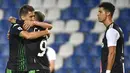 Pemain Sassuolo, Filip Djuricic dan Francesco Caputo merayakan gol ke gawang Juventus pada laga Serie A di Stadion Mapei, Rabu (15/7/2020). Kedua tim bermain imbang 3-3. (Massimo Paolone/LaPresse via AP)