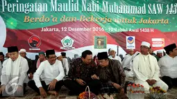 Basuki Tjahaja Purnama (Ahok) berbincang dengan salah satu tokoh disela-sela acara Maulid Nabi Muhammad SAW 1438 H di kediaman Ketua umum Partai PPP Djan Faridz, di Jakarta, Senin (12/12). (Liputan6.com/Johan Tallo)
