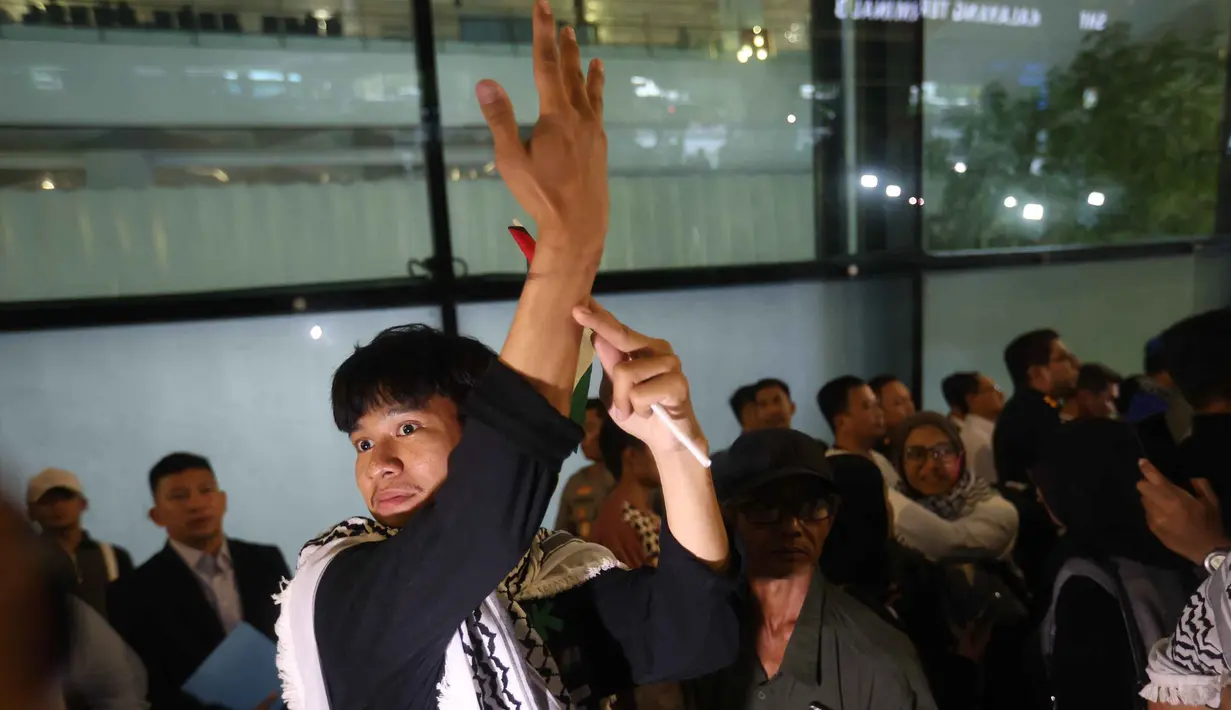 Salah satu jurnalis yang tergabung dalam misi Global Sumud Flotilla 2.0 menunjukkan luka bekas kekerasan militer Israel saat tiba di pintu kedatangan Terminal 3 Bandara Internasional Soekarno-Hatta pada Minggu (24/5/2026) sore. (Kapanlagi.com/Budy Santoso)
