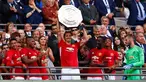 Penyerang MU, Zlatan Ibrahimovic mengangkat trofi bersama rekan-rekannya usai menjuarai Piala Community Shield di stadion Wembley, London, Inggris, (1/8). MU juara usai mengalahkan Leicester City dengan skor akhir 2-1. (Reuters/Eddie Keogh)