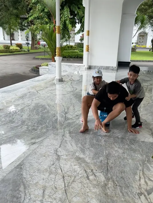 Kaesang Pangarep yang asyik bermain dengan Jan Ethes dan Sedah Mirah. Ia pun duduk di atas mainan keduanya dan menyuruh mereka mendorongnya. (Foto: Instagram/@kaesangp)