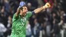 Kiper Juventus, Gianluigi Buffon merayakan kemenangan atas Sevilla pada laga Liga Champions di Stadion Juventus, Italia, Kamis (1/10/2015). (Reuters/Giorgio Perottino)