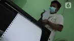 Petugas menyelesaikan pembuatan Alquran braille di Yayasan Raudlatul Makfufin (Taman Tunanetra) Buaran, Kota Tangerang Selatan, Jumat (23/4/2021). Dalam kesehariannya, yayasan tersebut dapat memproduksi 5 Alquran braille dengan penyebaran hingga ke luar negeri. (Liputan6.com/Angga Yuniar)