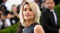 Makin Berani, Putri Michael Jackson Cium Cara Delevingne di Depan Umum