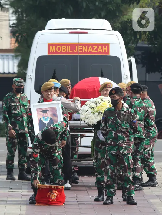 Prajurit TNI bersiap mengusung peti jenazah Almarhum Azyumardi Azra setibanya di Taman Makam Pahlawan Kalibata, Jakarta, Selasa (20/9/2022). Prajurit penembak Salvo melepaskan peluru. Jenazah diantarkan ke blok Z. (Liputan6.com/Herman Zakharia)