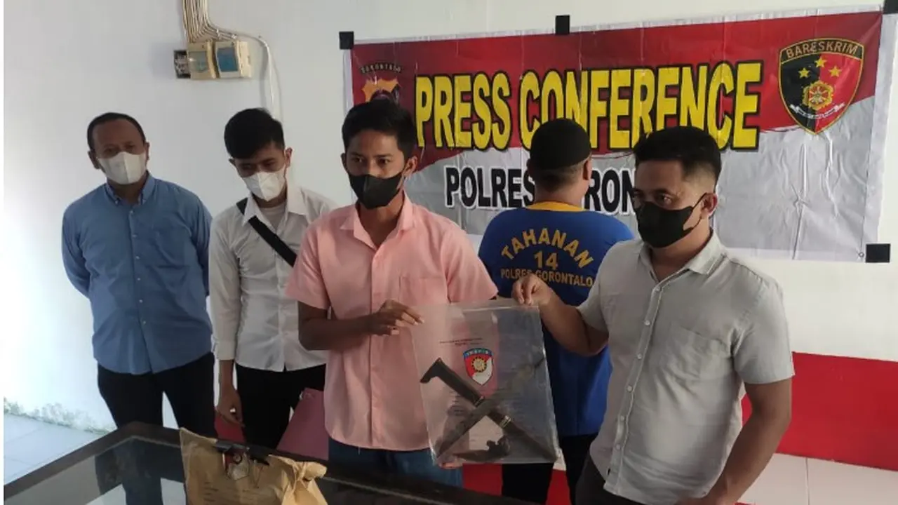 Polisi saat menunjukan barang bukti kepada awak media