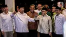 Ketua Umum Partai Gerindra Prabowo Subianto berserta jajaran petinggi partai bersama Ketua Umum PKB Muhaimin Iskandar bersama seluruh jajaran petinggi partai usai melakukan pertemuan di Kediaman Prabowo, Kertanegara IV, Jakarta, Jumat (28/4/2023). (Liputan6.com/Johan Tallo)