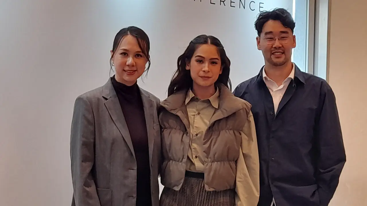 Uniqlo:C Fall/Winter 2024 Kembali Luncurkan Ragam Rok Lipit, Jadi Primadona Maudy Ayunda