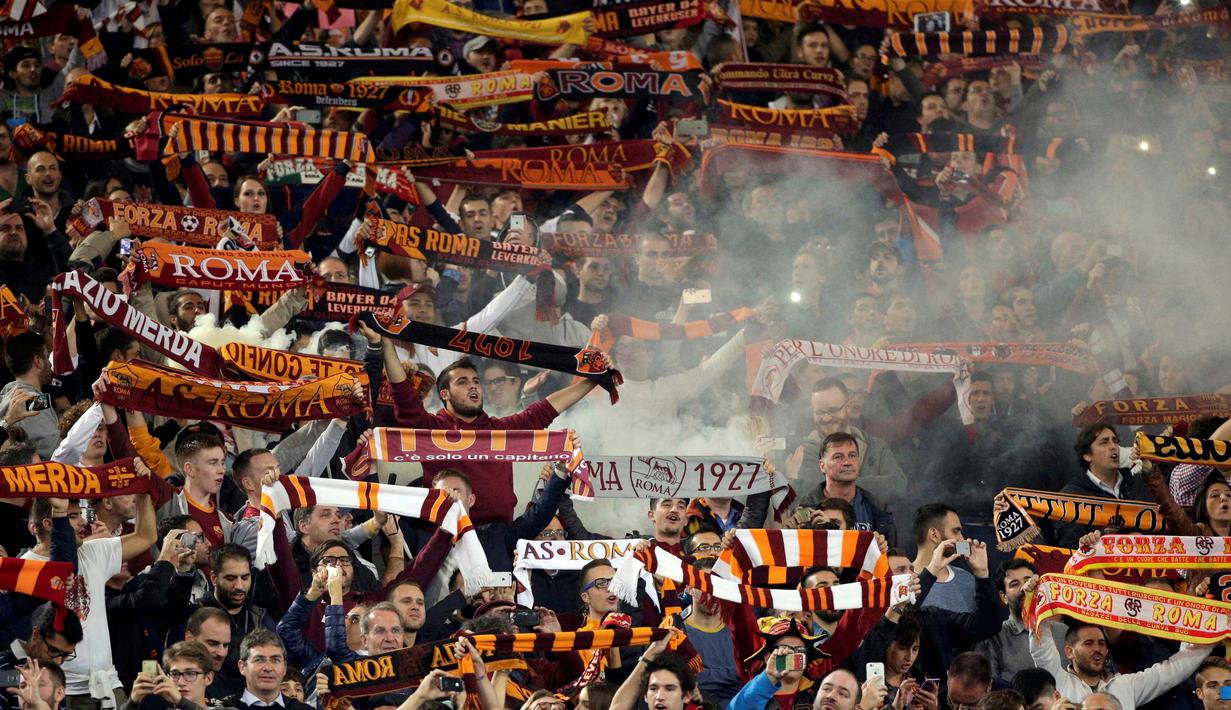 Aksi suporter AS Roma saat melawan Bayer Leverkusen dalam laga Grup E Liga Champions di Stadion Olimpico, Roma, Kamis (5/11/2015) dini hari WIB. (Reuters/Max Rossi)