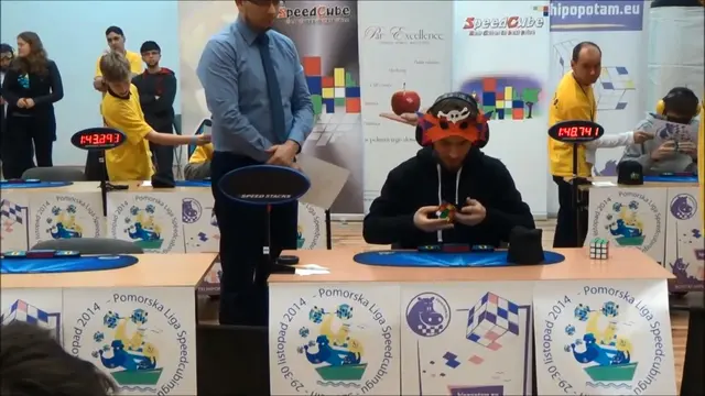 Luar biasa, pemuda ini mampu menyelesaikan permainan kubus warna dalam waktu sekitar 21 detik sambil menutup mata.