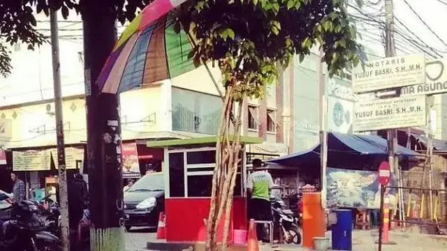 5 Potret Nyeleneh Orang Pakai Payung Tapi Salah Tempat Ini Bikin Mikir