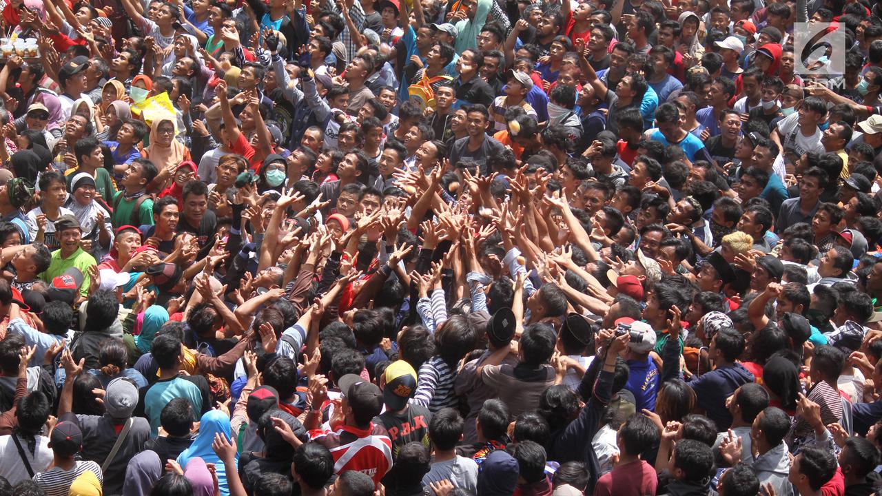 Berebut Apem Pada Perayaan Haul Kiai Ageng Gribig