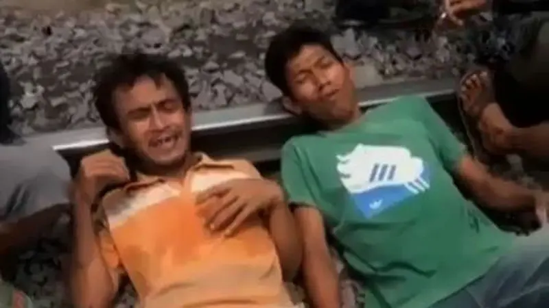 Tolak Digusur, 800 KK di Palembang Tidur di Rel Kereta