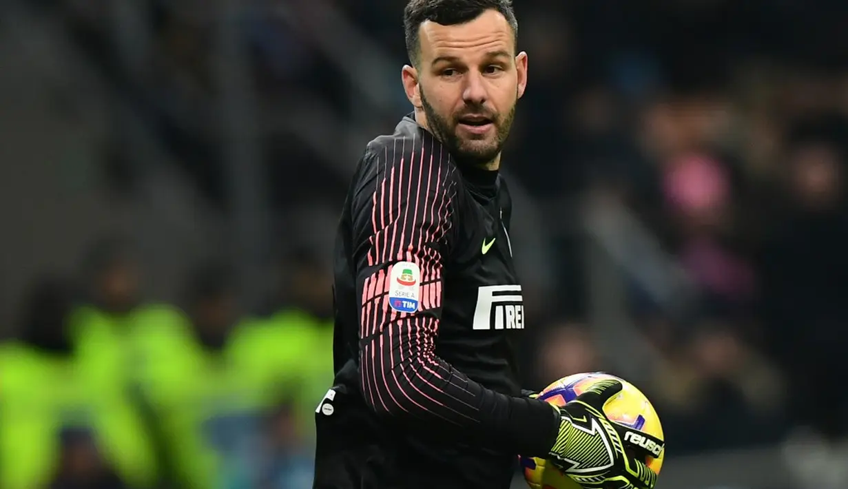 8. Samir Handanovic (Inter Milan) - 33 tahun , 10 Juta Euro (AFP/Miguel Medina)