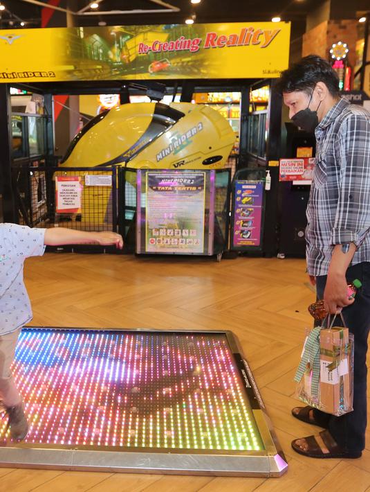 <p>Pengunjung bermain wahana dance rush stardom di sela-sela peluncuran Timezone Fun App di Jakarta (26/04/2022). Timezone Fun App merupakan aplikasi yang dapat menjadi &lsquo;holiday booster&rsquo; untuk para pengunjung, dengan menyediakan berbagai layanan mulai dari bermain dan berkompetisi, kemudahan dalam mendapatkan informasi tentang Powercard, hingga mendapatkan voucher bermain. (Liputan6.com/Fery Pradolo)</p>