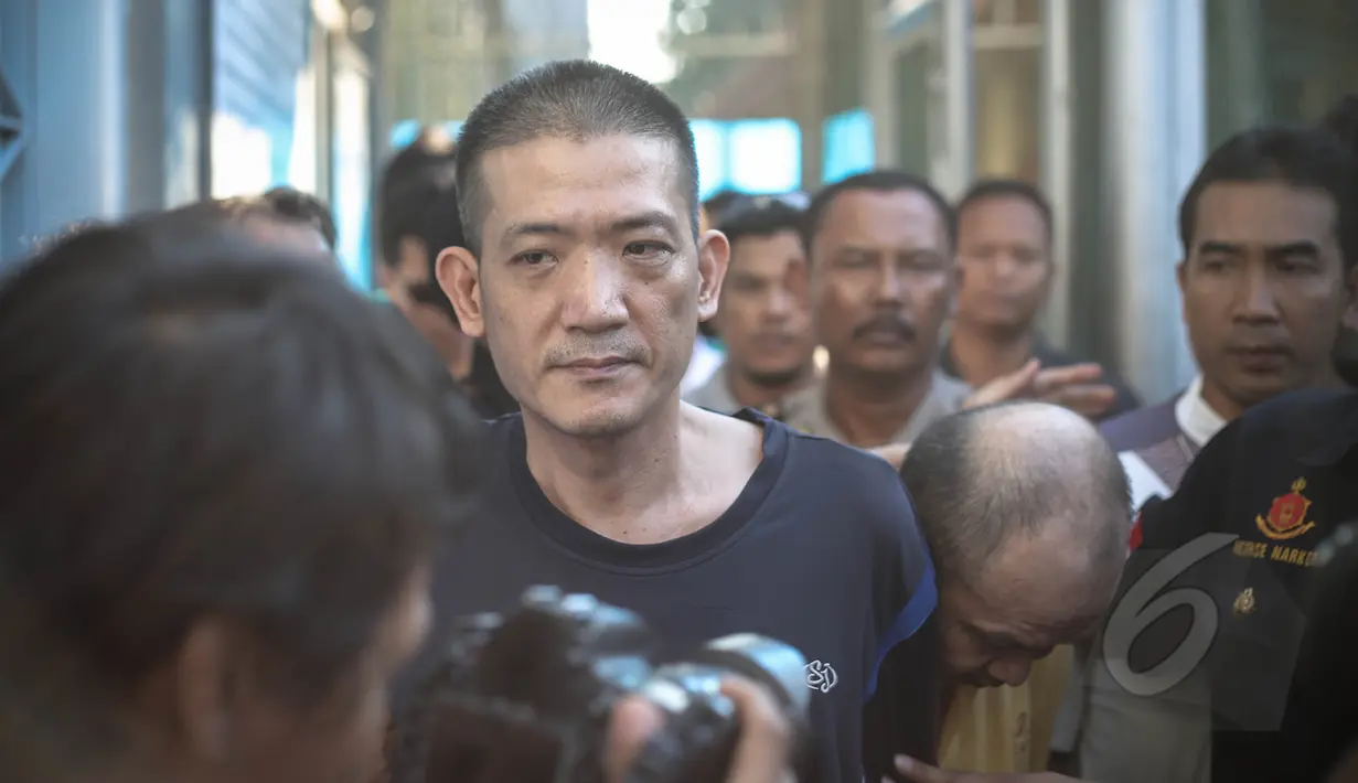 Tersangka yang diduga jaringan Freddy Budiman saat dijemput paksa oleh anggota kepolisian, Jakarta, Jumat (10/4/2015). Tim Bareskrim Mabes Polri mengamankan kaki tangan Freddy Budiman yaitu Kim dan A cuan. (Liputan6.com/Faizal Fanani)