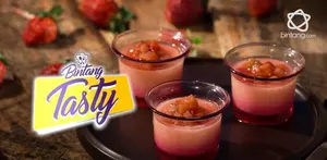 Strawberry Panacotta, minuman dingin yang segar dan praktis untuk disantap menjelang akhir pekan. Selamat mencoba, guys!