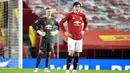 Bek Manchester United, Victor Lindelof, tampak kecewa usai ditaklukkan Manchester City pada laga Piala Liga Inggris di Stadion Old Trafford, Rabu (6/1/2021). City menang dengan skor 2-0. (Peter Powell/Pool via AP)