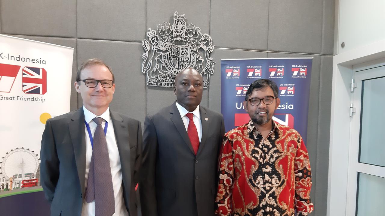 Wakil Duta Besar Inggris untuk Indonesia Rob Fenn (kiri), Country Manager UNODC untuk Indonesia Collie F. Brown (tengah), Kepala Direktorat Pendidikan dan Pelayanan Publik KPK Giri Suprapdiono